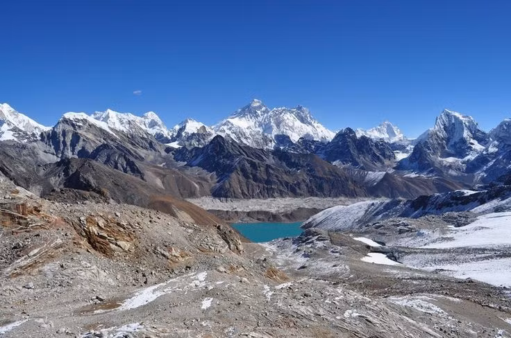 Sagarmatha là vườn quốc gia bao trùm đỉnh Everest cao nhất thế giới. Vườn quốc gia Sagarmatha được thành lập năm 1976, bao gồm đỉnh Chomolungma / Everest cao 8.848 m - một biểu tượng toàn cầu của địa lý và thám hiểm. Ảnh: Pinterest.