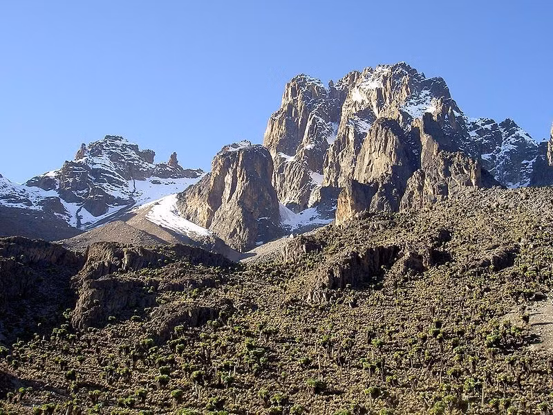  Ngọn núi cao thứ hai châu Phi. Núi Kenya cao 5.199 mét, chỉ đứng sau Kilimanjaro, với các đỉnh nhọn phủ băng tuyết tạo nên hình ảnh hiếm hoi của băng hà gần xích đạo. Ảnh: Pinterest.