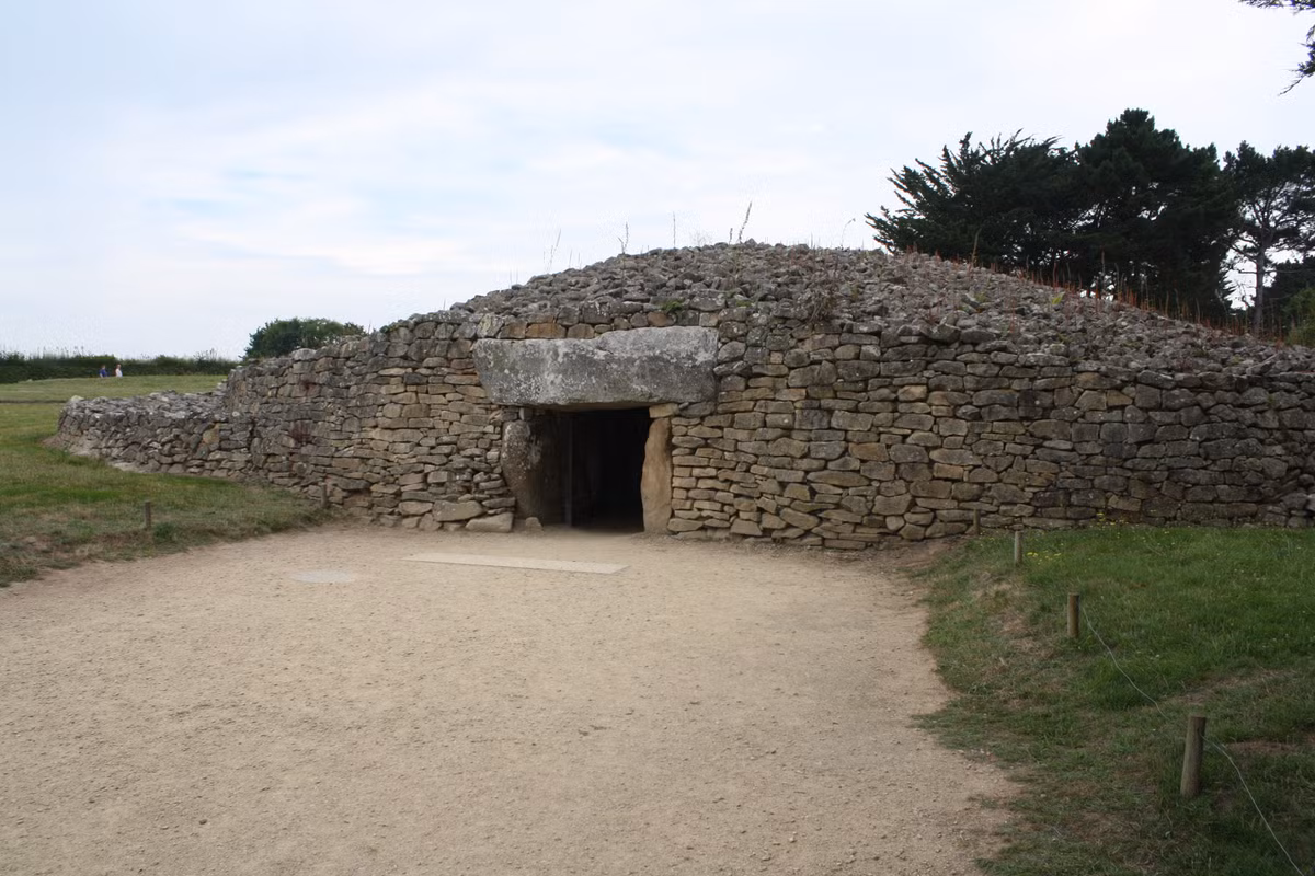 2. Bao gồm nhiều công trình khác nhau. Nơi đây có dolmen (mộ đá), menhir (cột đá đứng), tumulus (gò mộ) và các khối cự thạch khổng lồ được sắp đặt tinh vi. Ảnh: worldhistory.org.