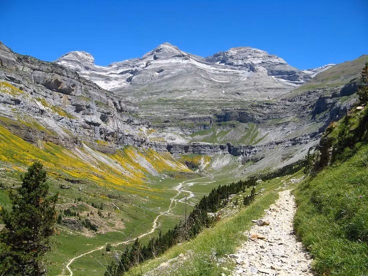  Khu di sản xuyên biên giới hiếm hoi ở châu Âu. Vườn quốc gia Pyrénées – Mont Perdu trải dài trên lãnh thổ Pháp và Tây Ban Nha, là một trong số ít Di sản Thế giới xuyên biên giới của UNESCO. Sự kết hợp này phản ánh cảnh quan tự nhiên liền mạch vượt qua ranh giới chính trị. Ảnh: Pinterest.