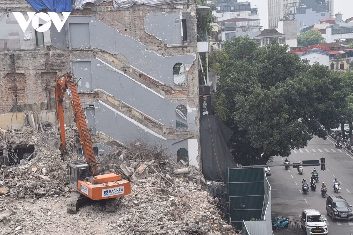 Mỗi lần máy thực hiện cào phế liệu hay phá bê tông một đám bụi lớn có thể nhìn thấy phát tán ra khu vực Hồ Gươm.