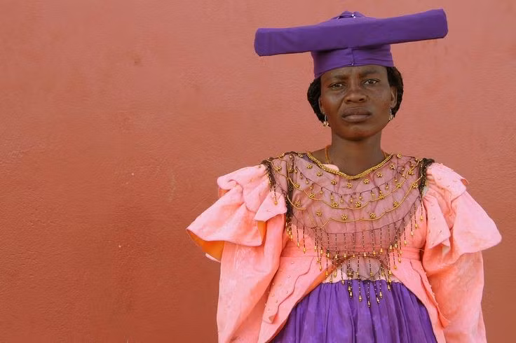  Ngôn ngữ của họ thuộc nhóm Bantu. Người Herero nói tiếng Otjiherero, một ngôn ngữ thuộc nhóm Bantu trong hệ ngôn ngữ Niger–Congo. Ngôn ngữ này cũng được sử dụng bởi một số cộng đồng liên quan ở Namibia và Botswana, là yếu tố quan trọng giúp duy trì bản sắc văn hóa của họ. Ảnh: Pinterest.
