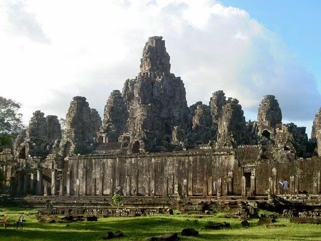  Vị trí trung tâm Angkor Thom mang ý nghĩa vũ trụ. Đền Bayon tượng trưng cho núi Meru – trục vũ trụ trong tín ngưỡng Ấn Độ giáo. Ảnh: Pinterest.