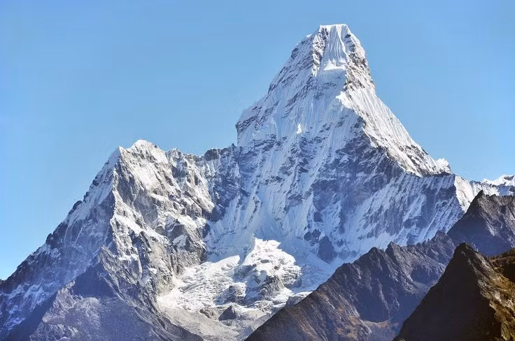  Đây là Di sản Thế giới UNESCO với giá trị tự nhiên đặc biệt. Năm 1979, UNESCO công nhận Sagarmatha là Di sản thế giới nhờ cảnh quan núi cao độc đáo, sông băng đồ sộ và hệ sinh thái thích nghi với độ cao khắc nghiệt. Ảnh: Pinterest.