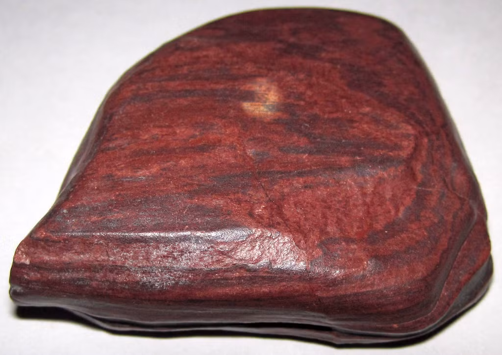  Được sử dụng trong trang sức và phong thủy. Nhờ màu sắc đặc biệt và độ bóng cao, hematite được chế tác thành vòng tay, mặt dây chuyền và đồ trang trí. Trong một số niềm tin, nó còn được cho là mang lại sự cân bằng và bảo vệ năng lượng. Ảnh: Flickr.