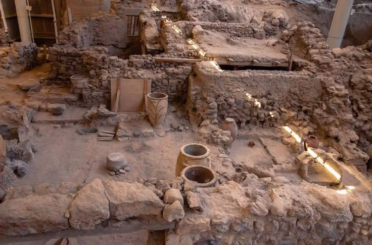  Gắn liền với nền văn minh Minoan rực rỡ. Dù không nằm trên đảo Crete, Akrotiri thể hiện rõ ảnh hưởng Minoan qua nghệ thuật, quy hoạch đô thị và lối sống, cho thấy mạng lưới giao thương rộng của nền văn minh này. Ảnh: Pinterest.