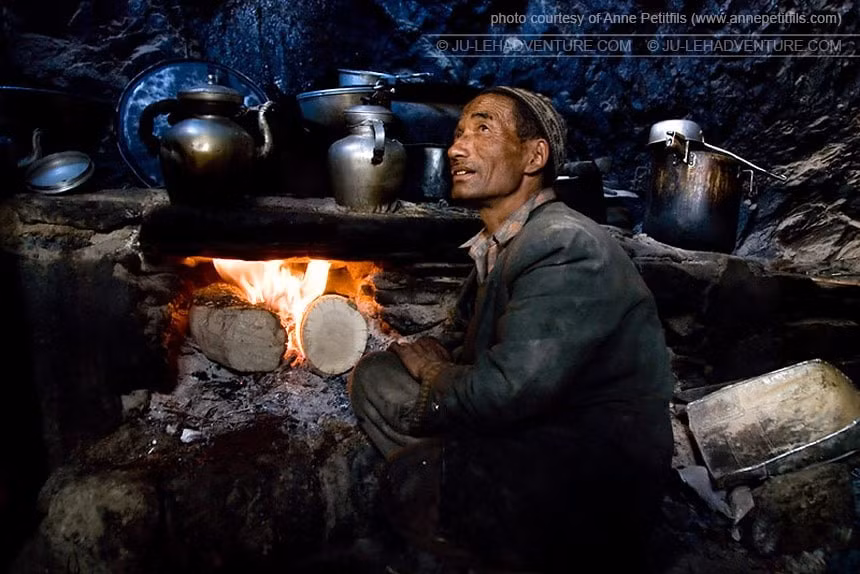  Ẩm thực đơn giản nhưng giàu năng lượng. Thức ăn của họ thường giàu calo như bơ yak, trà bơ và các món từ ngũ cốc để thích nghi với khí hậu lạnh. Ảnh: ju-lehadventure.com.