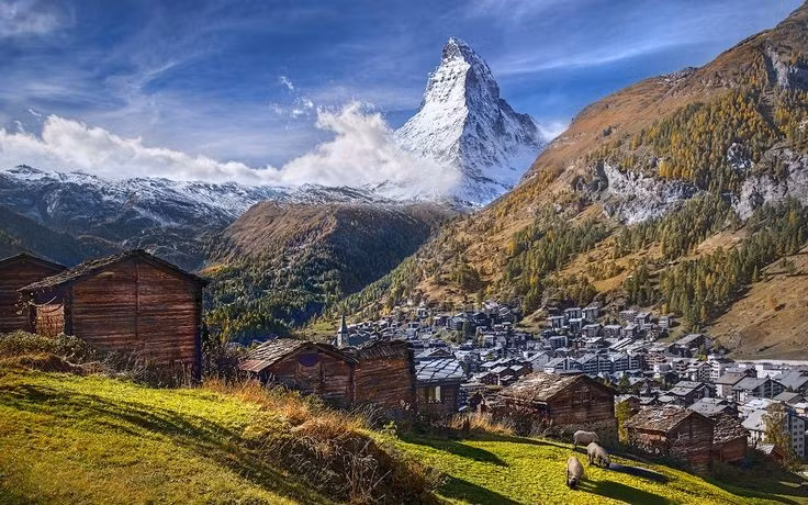  6. Núi nằm gần thị trấn Zermatt không có ô tô. Zermatt là điểm xuất phát phổ biến cho các chuyến leo Matterhorn, nổi tiếng với quy định cấm xe chạy xăng để bảo vệ môi trường. Ảnh: Pinterest.