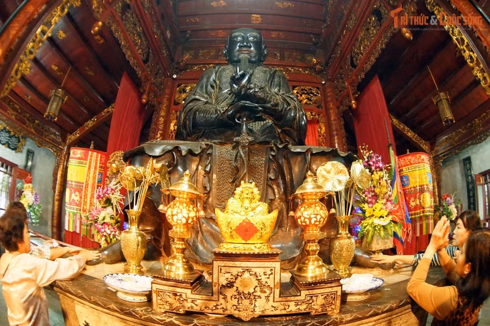 Tượng Trấn Vũ bằng đồng là một kiệt tác nghệ thuật. Bức tượng nặng khoảng 4 tấn, cao gần 4 mét, được đúc liền khối vào thế kỷ 17, được xem là một trong những tượng đồng cổ lớn và đẹp nhất Việt Nam.
