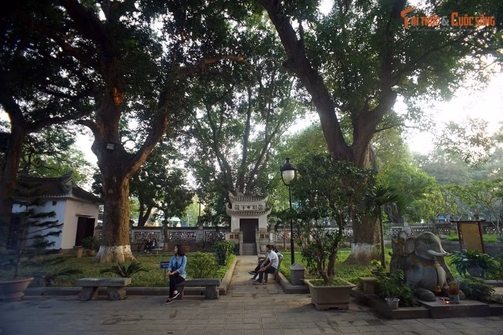 Đền từng nhiều lần được trùng tu qua các triều đại. Từ thời Lý, Trần đến Lê, Nguyễn, đền Quán Thánh luôn được coi trọng và sửa sang, phản ánh vai trò đặc biệt của ngôi đền trong đời sống chính trị – tâm linh.
