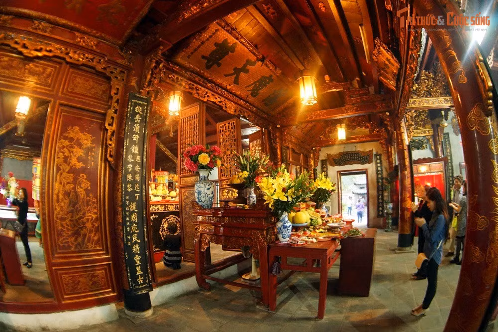 Đền thờ Huyền Thiên Trấn Vũ – vị thần tối cao phương Bắc. Huyền Thiên Trấn Vũ là vị thần trấn giữ phương Bắc trong Đạo giáo, biểu tượng cho sức mạnh trừ tà, trấn áp tai ương và bảo vệ quốc gia.