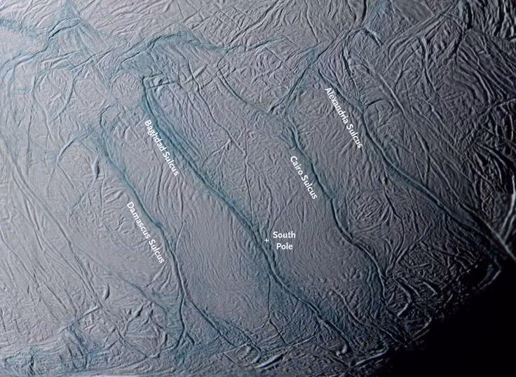  Enceladus phun trào nước vào không gian. Mặt trăng của Sao Thổ này từng được tàu Cassini chụp được các cột hơi nước và hạt băng phun lên từ đại dương ngầm qua các khe nứt ở cực Nam. Ảnh: Pinterest.