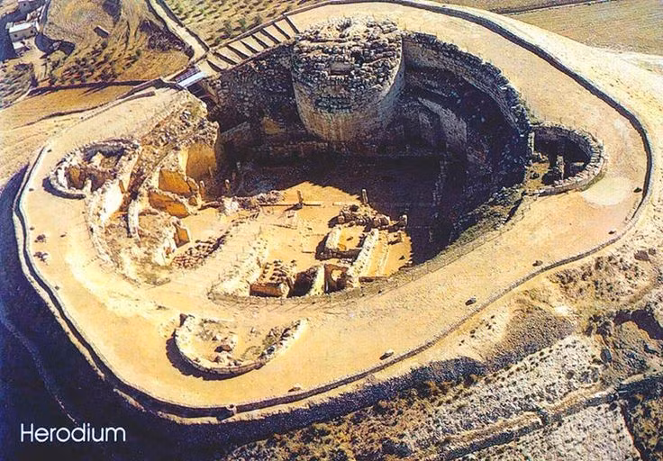  Có hệ thống hầm ngầm và đường bí mật. Herodium sở hữu mạng lưới hầm phức tạp, được mở rộng trong các cuộc nổi dậy Do Thái chống La Mã. Ảnh: Pinterest.