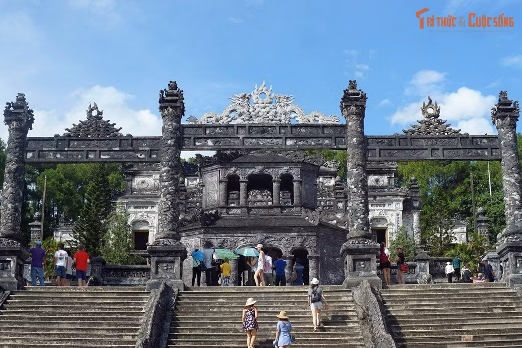 Lối kiến trúc chưa từng có ở Việt Nam. Công trình kết hợp phong cách Gothic, Roman, Ấn Độ với kiến trúc truyền thống Việt Nam, tạo nên diện mạo rất khác biệt.