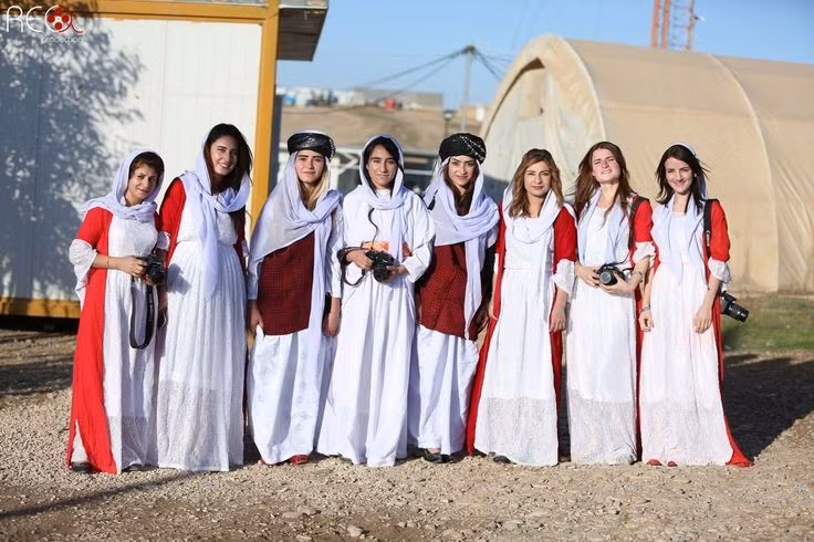  Dân số ít nhưng cộng đồng hải ngoại đang lớn mạnh. Hiện nay, dân số Yazidi ước tính vài trăm nghìn người, tập trung chủ yếu ở Iraq và một phần Syria, đồng thời có cộng đồng đáng kể tại Đức và các nước châu Âu khác. Sự hình thành cộng đồng hải ngoại giúp bảo tồn văn hóa và vận động quốc tế cho quyền lợi của họ. Ảnh: Pinterest.