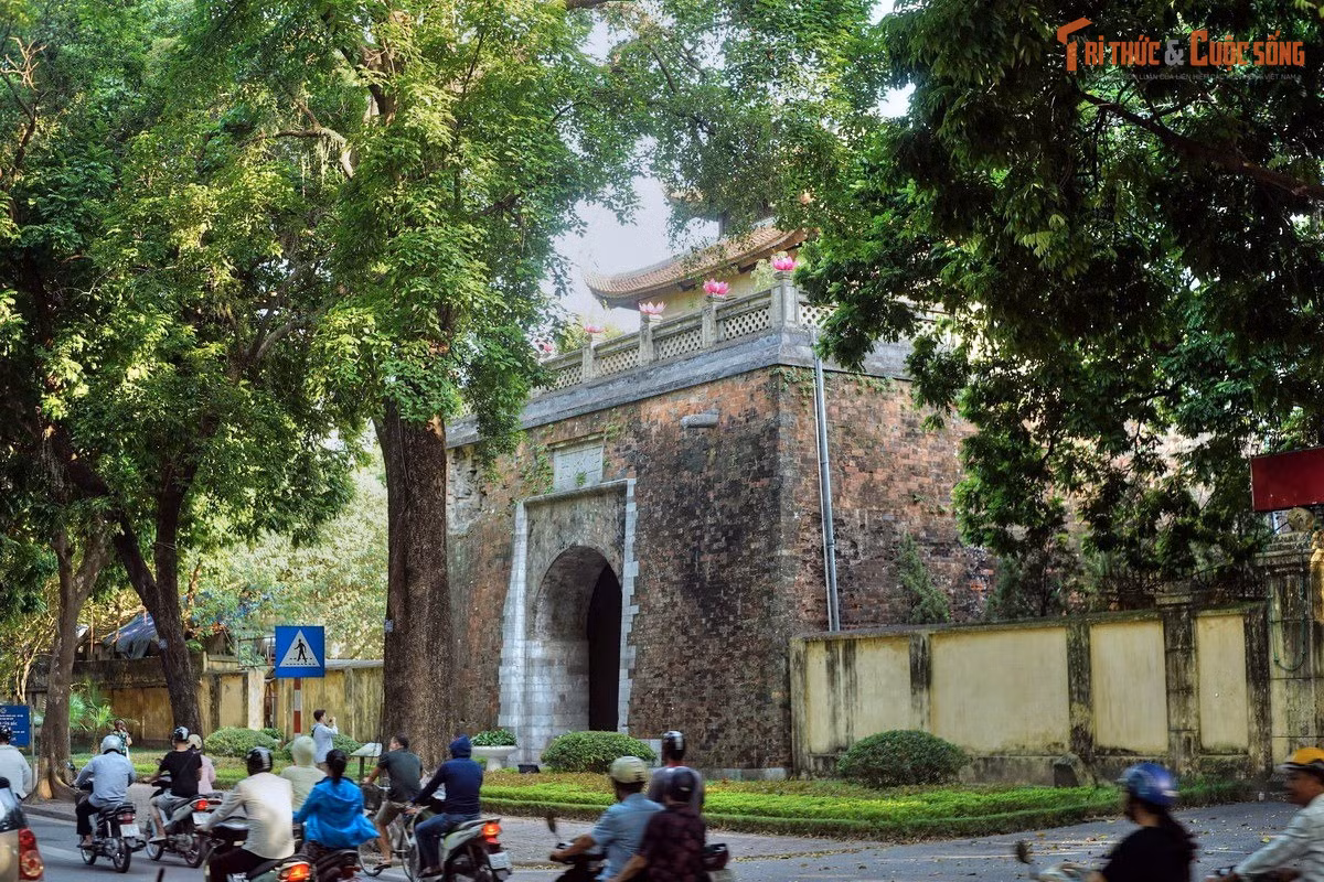 Cấu trúc gồm ba vòng thành khép kín. Kinh thành Thăng Long truyền thống gồm La thành (vòng ngoài), Hoàng thành (khu hành chính – triều đình) và Tử Cấm thành (khu vực sinh hoạt của vua và hoàng gia).