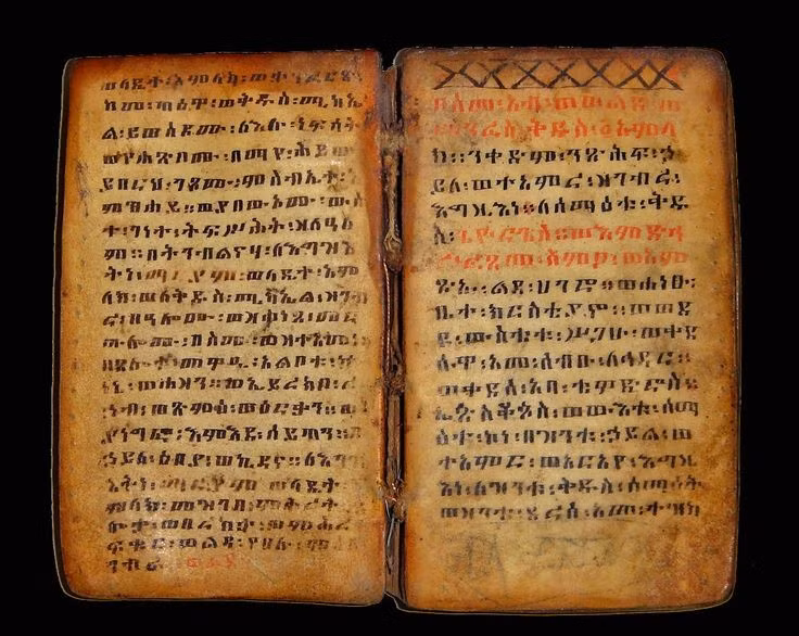  1. Ge’ez là ngôn ngữ cổ linh thiêng của Ethiopia. Từng là ngôn ngữ hành chính và tôn giáo chính của Vương quốc Aksum cổ đại, Ge’ez ngày nay vẫn được dùng trong nghi lễ của Giáo hội Chính thống Ethiopia. Ảnh: Pinterest.