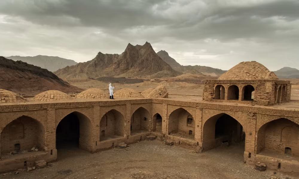  Nhiều caravanserai vẫn tồn tại đến ngày nay. Hàng trăm caravanserai cổ vẫn còn được bảo tồn trên khắp Iran. Một số đã được trùng tu và chuyển thành bảo tàng, khách sạn hoặc điểm du lịch, giúp du khách ngày nay có thể hình dung cuộc sống của các đoàn lữ hành trên Con đường Tơ lụa hàng thế kỷ trước. Ảnh: Pinterest.