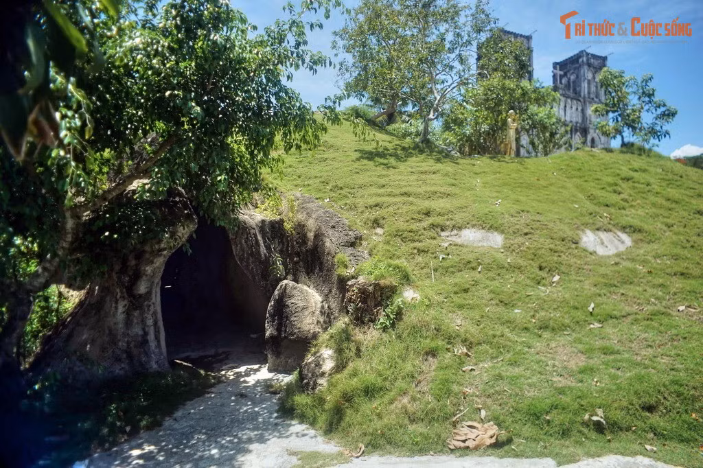 Khu lưu niệm dạng hầm. Trong khuôn viên nhà thờ có khu hầm trưng bày tư liệu về lịch sử truyền giáo và sự hình thành chữ Quốc ngữ, giúp du khách hiểu rõ hơn vai trò của vùng đất Phú Yên trong lịch sử văn hóa Việt.