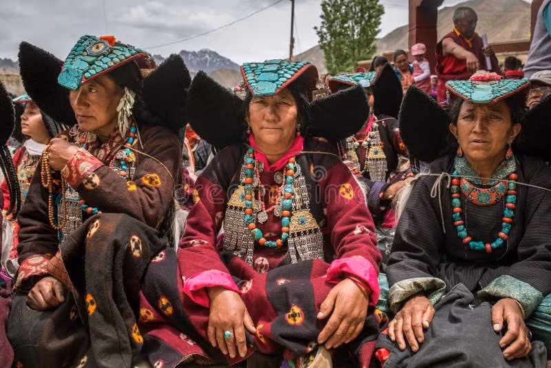  Lối sống gắn kết cộng đồng. Các gia đình và làng xóm Ladakhi hỗ trợ lẫn nhau trong sản xuất, sinh hoạt, tạo nên sự đoàn kết bền vững. Ảnh: dreamstime.com.