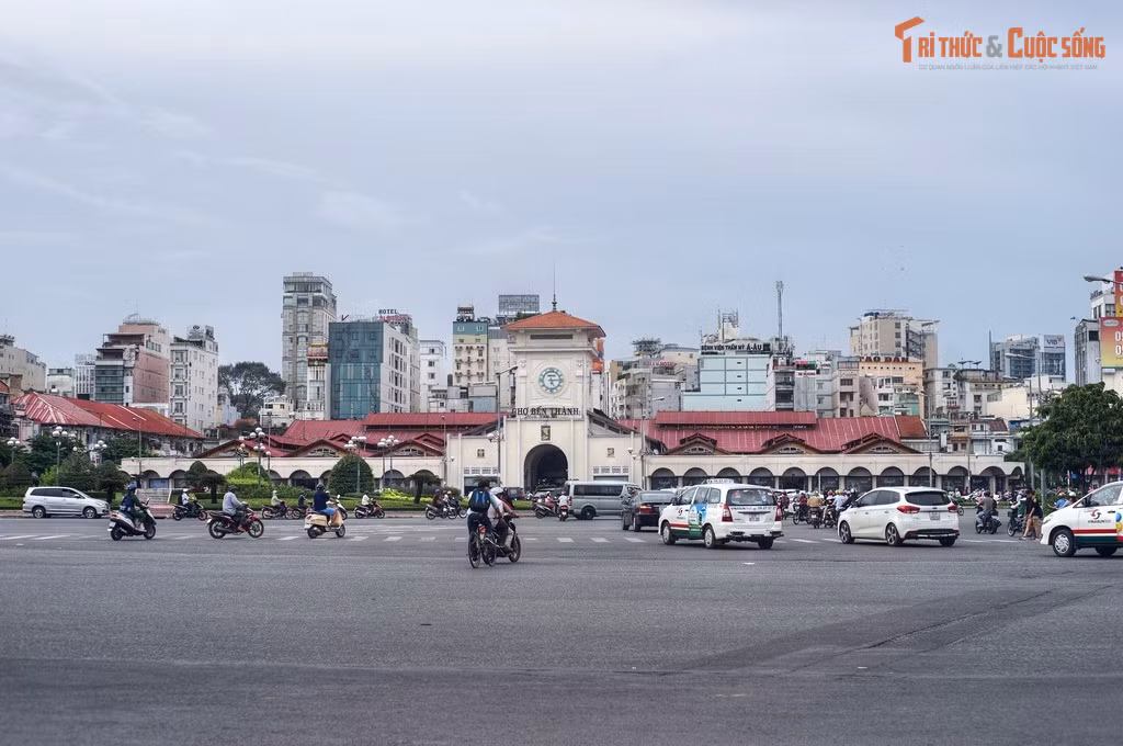Chợ Bến Thành từng nằm sát bờ sông Sài Gòn. Khu chợ đầu tiên được dựng gần bến sông vào đầu thế kỷ 19, trước khi được dời về vị trí hiện nay vào năm 1912.