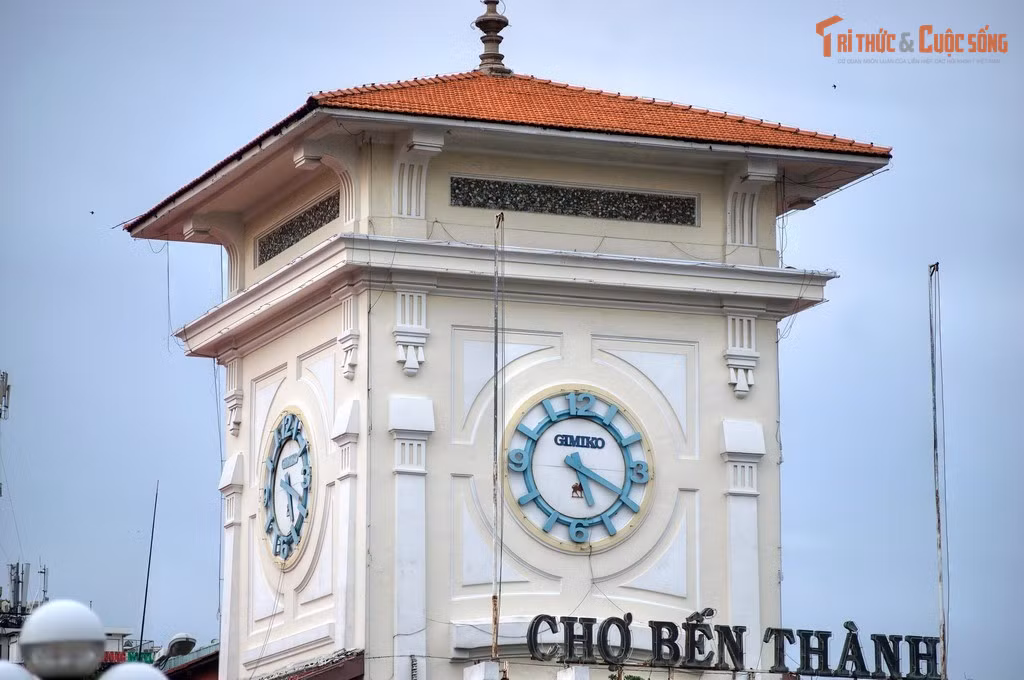 Tòa tháp đồng hồ biểu tượng. Tháp chính của chợ do người Pháp xây dựng với phong cách Pháp cổ điển, trở thành một trong những hình ảnh nhận diện của Sài Gòn.