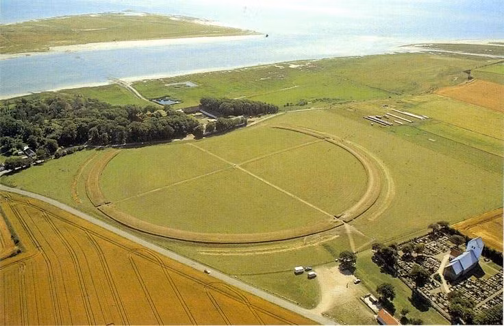  Pháo đài Viking hình tròn lớn nhất từng được biết đến. Aggersborg là pháo đài hình tròn lớn nhất trong hệ thống pháo đài Viking kiểu Trelleborg, với đường kính lên tới khoảng 240 mét, vượt xa các công trình cùng thời ở Đan Mạch. Quy mô này cho thấy vai trò đặc biệt quan trọng của Aggersborg trong chiến lược quân sự và kiểm soát lãnh thổ thời Viking. Ảnh: Pinterest.