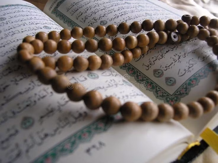 Viết bằng tiếng Ả Rập cổ điển. Ngôn ngữ của kinh Koran được xem là hình mẫu của văn chương Ả Rập. Ảnh: Pinterest.