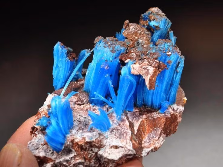  7. Từng được gọi là “đá xanh đồng”. Trong lịch sử, Chalcanthite được biết đến với tên gọi gợi hình này nhờ màu sắc đặc trưng của nó. Ảnh: Pinterest.