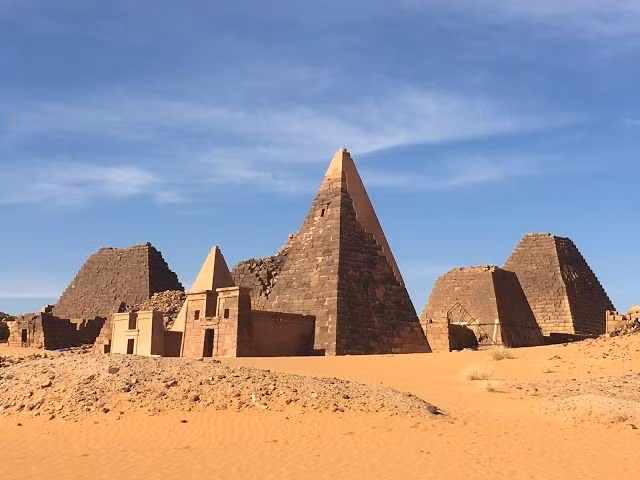  Nơi tập trung nhiều kim tự tháp nhất Sudan. Khu nghĩa địa hoàng gia Meroë sở hữu hơn 200 kim tự tháp lớn nhỏ, vượt xa số lượng kim tự tháp còn lại ở Ai Cập ngày nay, dù kích thước mỗi kim tự tháp thường nhỏ hơn nhiều. Ảnh: Pinterest.