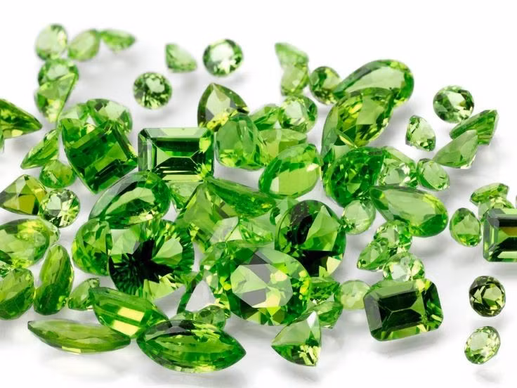  1. Peridot là một trong số ít đá quý chỉ có một màu. Màu xanh lục đặc trưng của peridot không thay đổi dù có ánh sáng khác nhau, điều hiếm thấy ở đá quý. Ảnh: Pinterest.