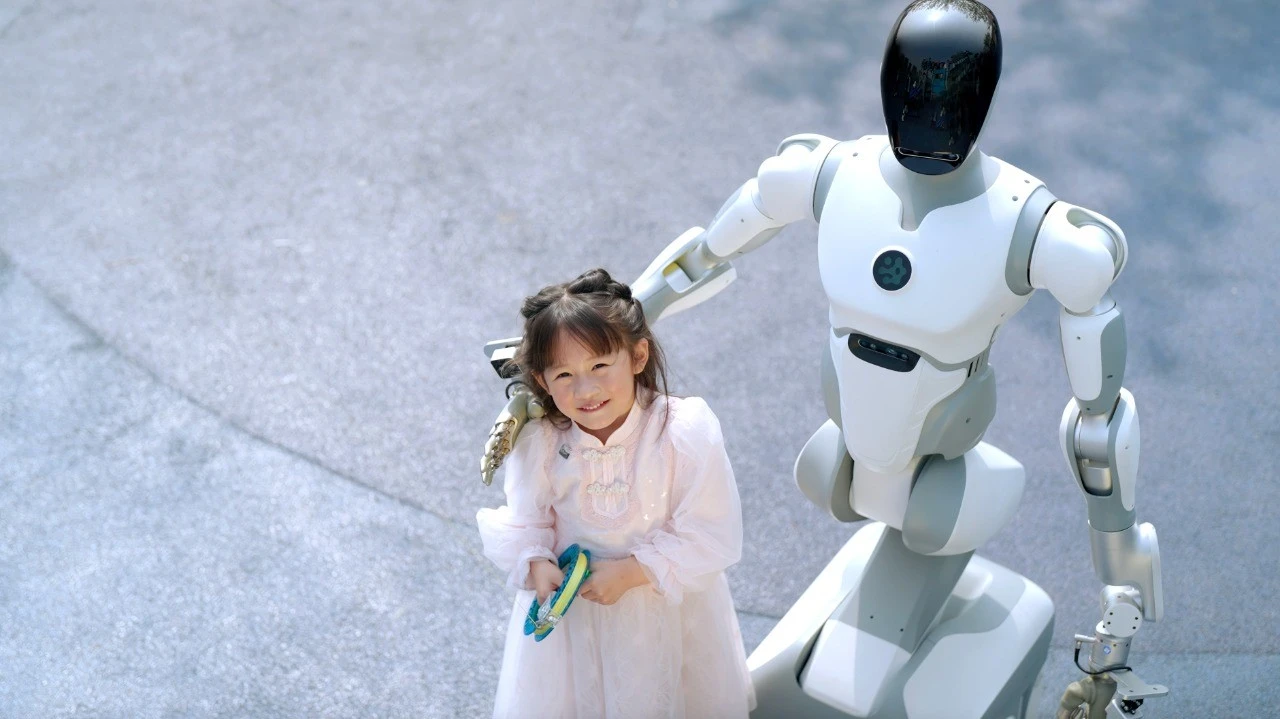 Robot trông trẻ mở ra kỷ nguyên gia đình thông minh