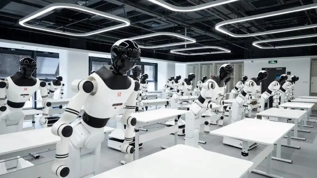 Trung Quốc mở “lò” huấn luyện robot, lao động phổ thông lo mất việc