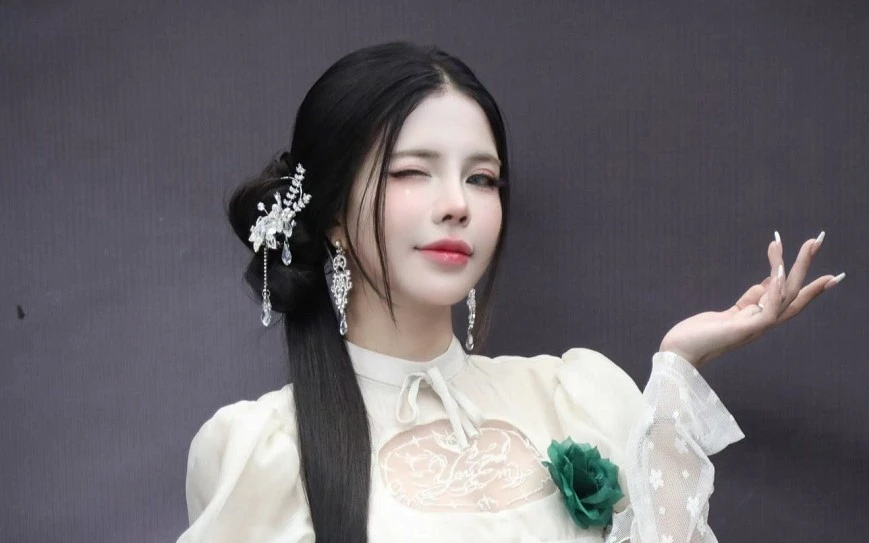 Mai Dora bùng nổ nhan sắc tại fanmeeting T1