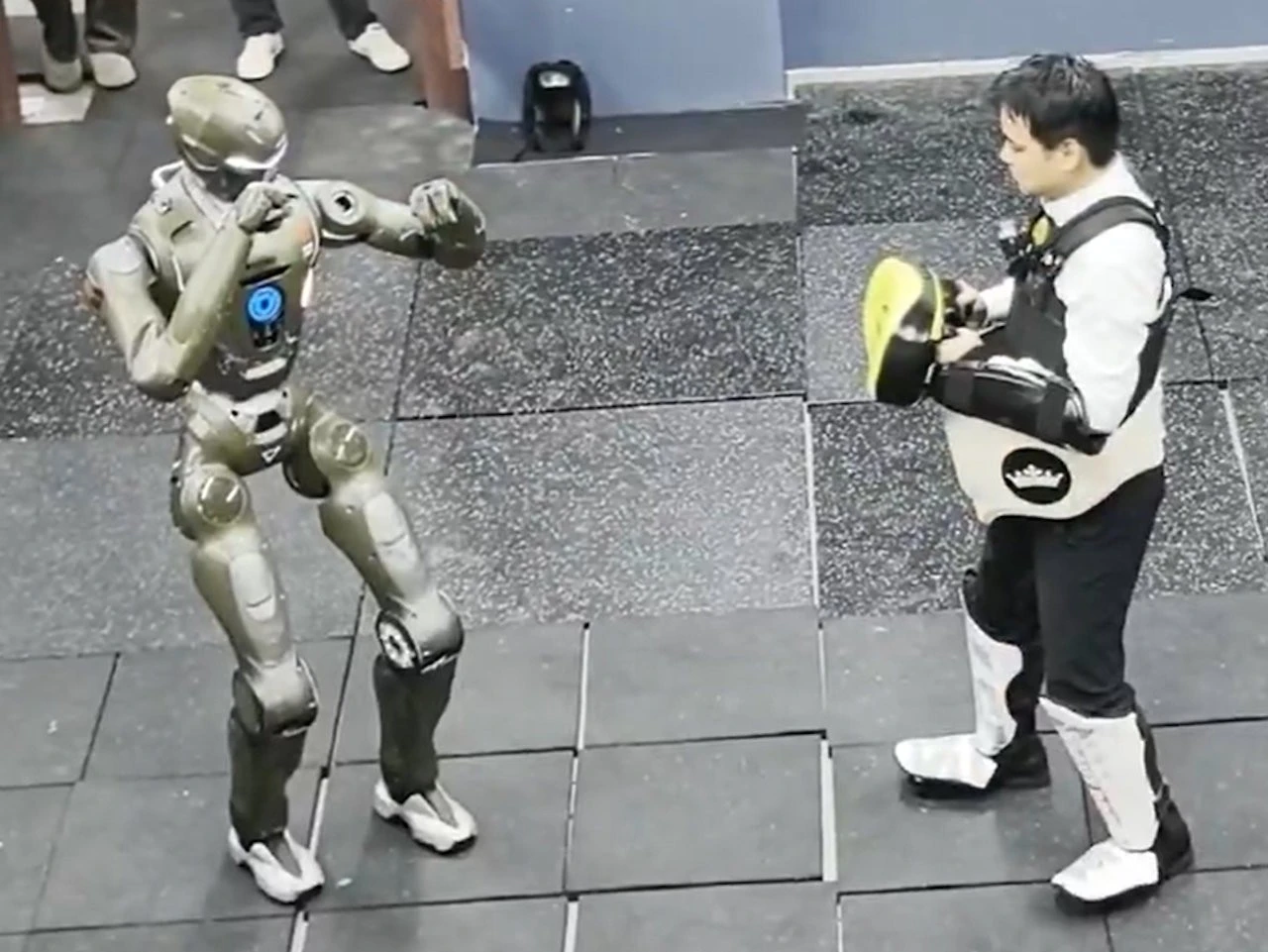 CEO Trung Quốc bị robot T800 đạp ngã gây sốc 