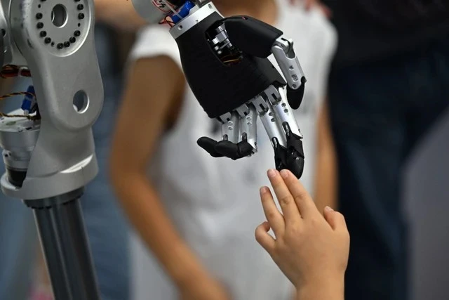 Trung Quốc cảnh báo “bong bóng” robot hình nhân