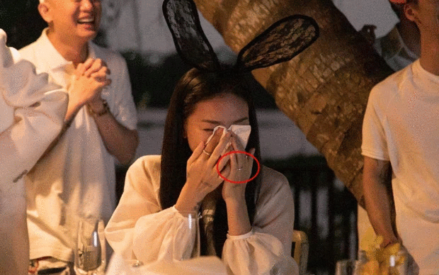 Hình ảnh Ngô Thanh Vân xúc động khi được mọi người tổ chức, tay đeo nhẫn ở ngón áp út khiến cư dân mạng bất ngờ.