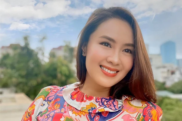 Diễn viên Hồng Diễm xinh tươi rạng rỡ ở tuổi U40