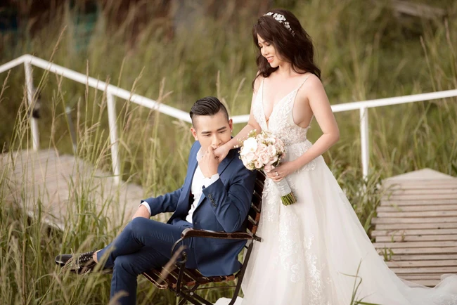 Chị gái Ngọc Trinh diện váy cưới gợi cảm hạnh phúc bên chú rể