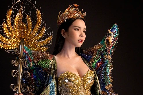 Soi trang phục truyền thống nặng 20kg, siêu gợi cảm của Huỳnh Vy