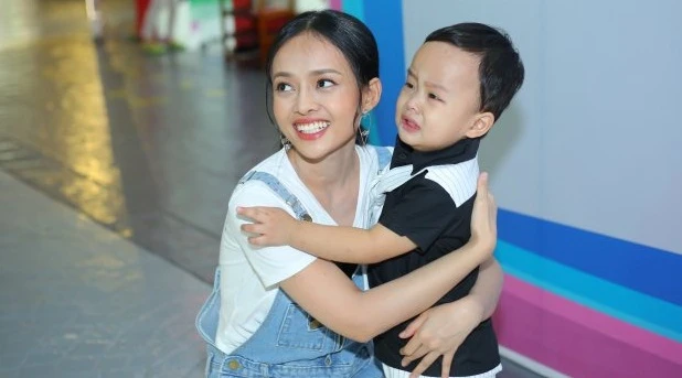 Mẹ đơn thân Thanh Trúc đưa con trai Sumo đi sự kiện