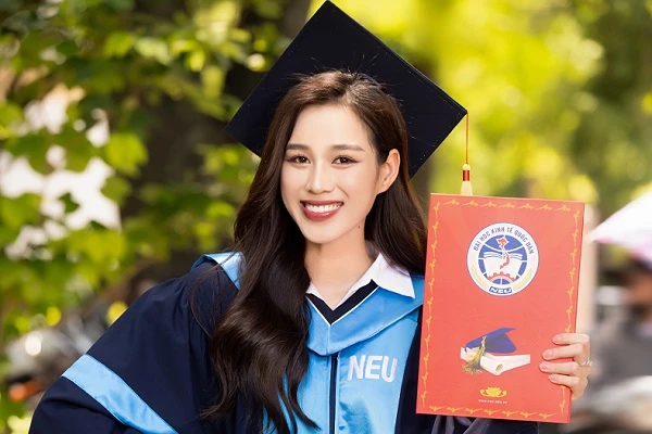 Hoa hậu Đỗ Thị Hà xinh đẹp trong ngày tốt nghiệp, sắp thành CEO