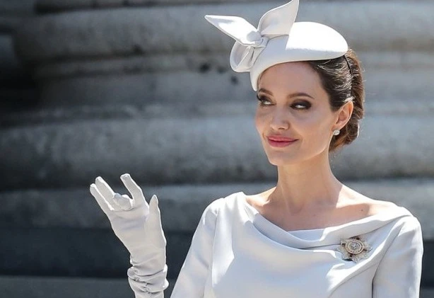 Angelina Jolie tái xuất sang chảnh sau ồn ào với chồng cũ