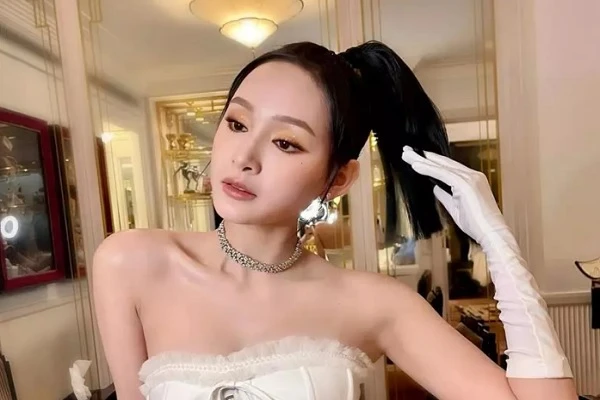 Hiền Hồ khoe cận dung nhan, hào hứng ký tặng fan
