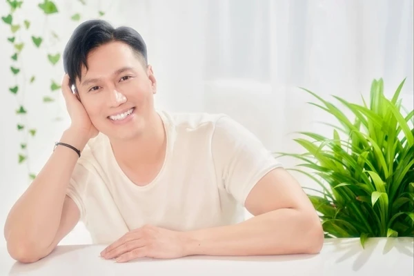Hết cởi trần khoe cơ bắp, Việt Anh đăng ảnh chàng thơ