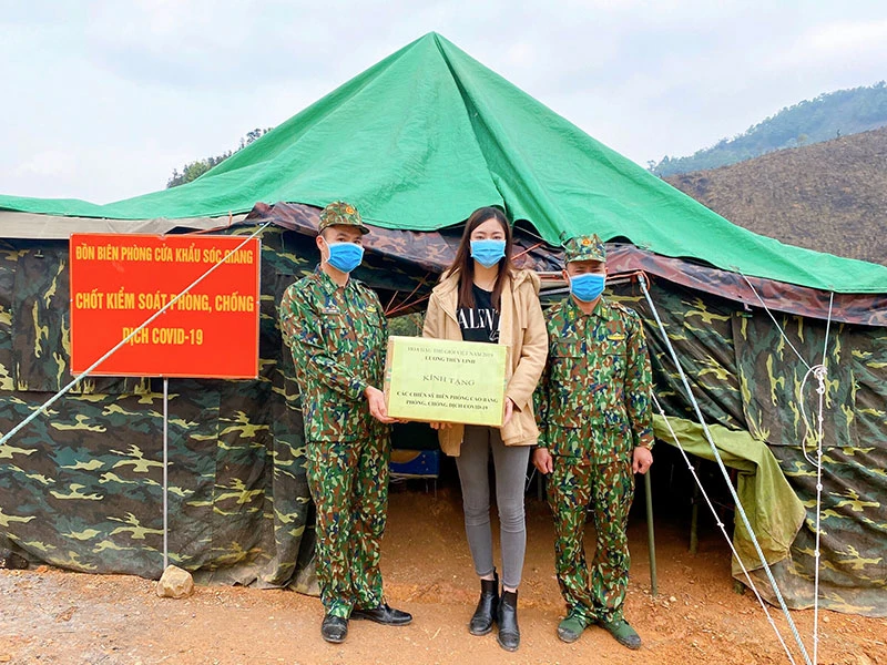 Lương Thùy Linh tặng quà chiến sĩ biên phòng tuyến đầu chống COVID-19