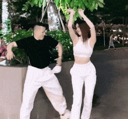 Thậm chí, cả hai còn quay cả trend đăng TikTok. Hành động của Vũ Khắc Tiệp và Ngọc Trinh được cho là thân mật trên mức tình bạn.