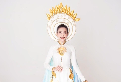 Ngắm trang phục dân tộc đẹp nền nã của Nguyễn Thúc Thùy Tiên