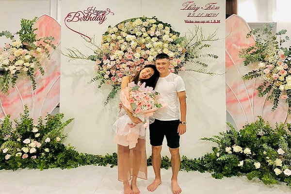 Thủy Tiên hạnh phúc đón sinh nhật bên chồng giữa ồn ào từ thiện