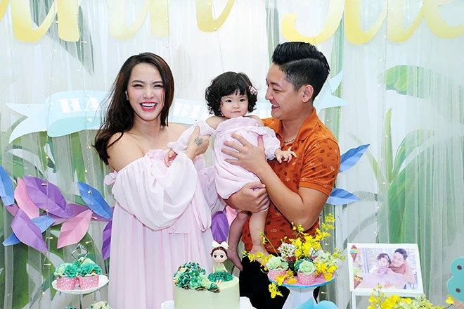 Hải Băng lộ bụng bầu 6 tháng trong tiệc thôi nôi con gái